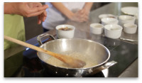 慢火加熱鍋注入橄欖油，炒香洋蔥和蒜蓉後，加入意大利米炒，再加白蘭地炒香。