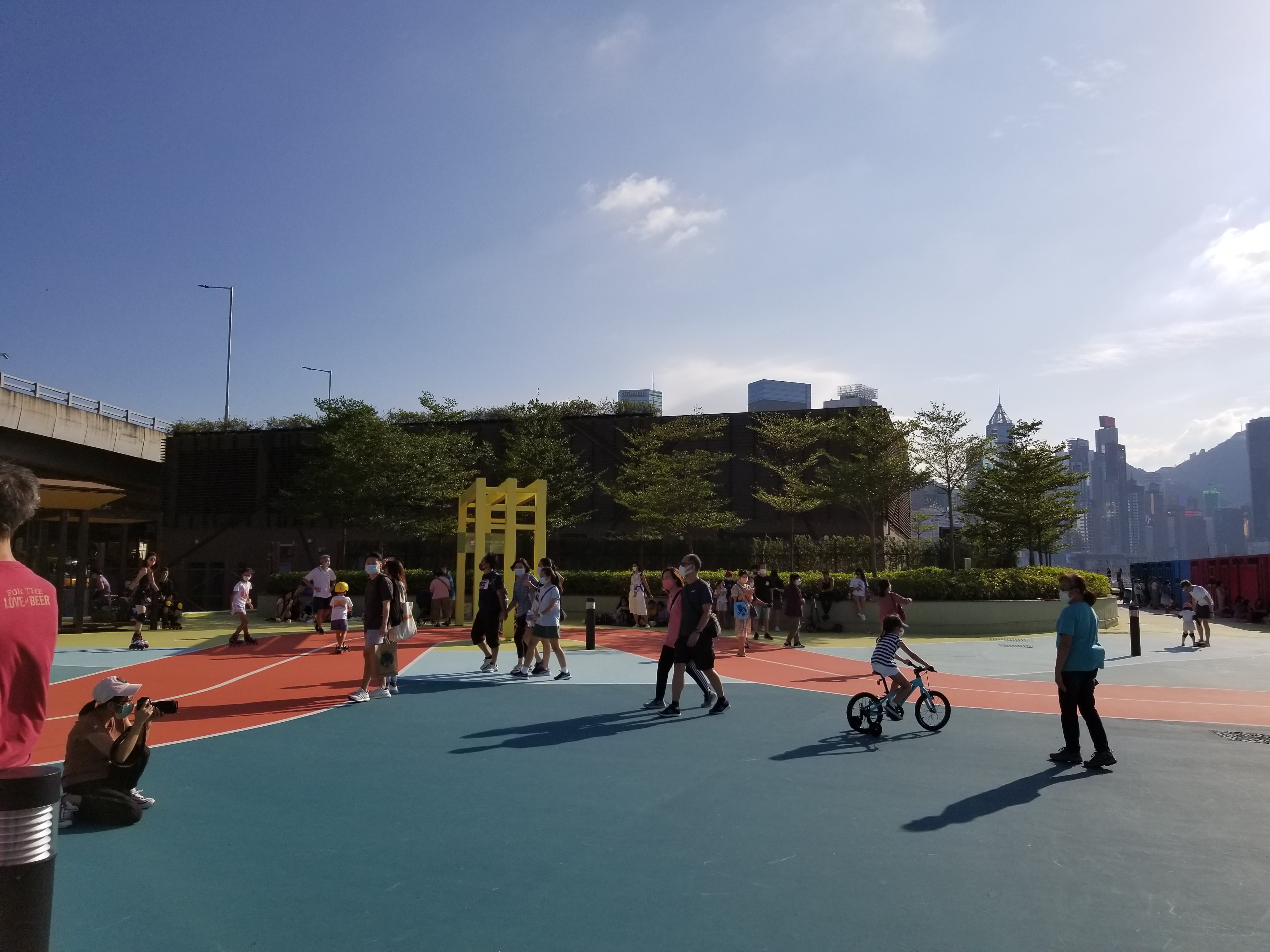 公園更是合家歡的場合，提供空地讓小孩們踏平衡車。
