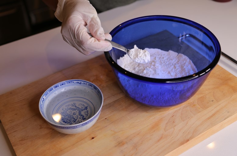 1.	麵粉、糖與泡打粉在大碗內拌勻