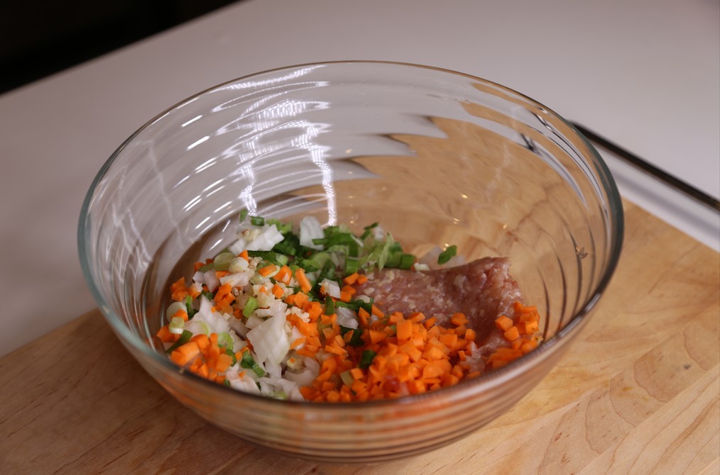 將碎雞肉, 蔥、洋蔥、紅蘿蔔、蒜茸與調味料均勻攪拌