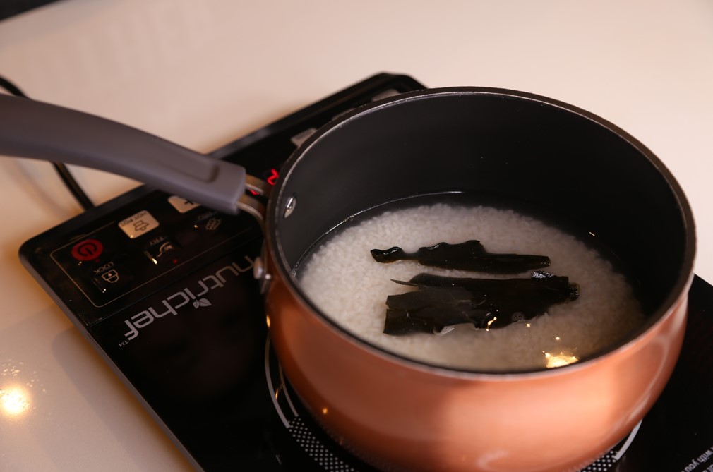 1.壽司米、水、2 湯匙清酒、味霖、海帶放入小鍋內用中火煮成飯