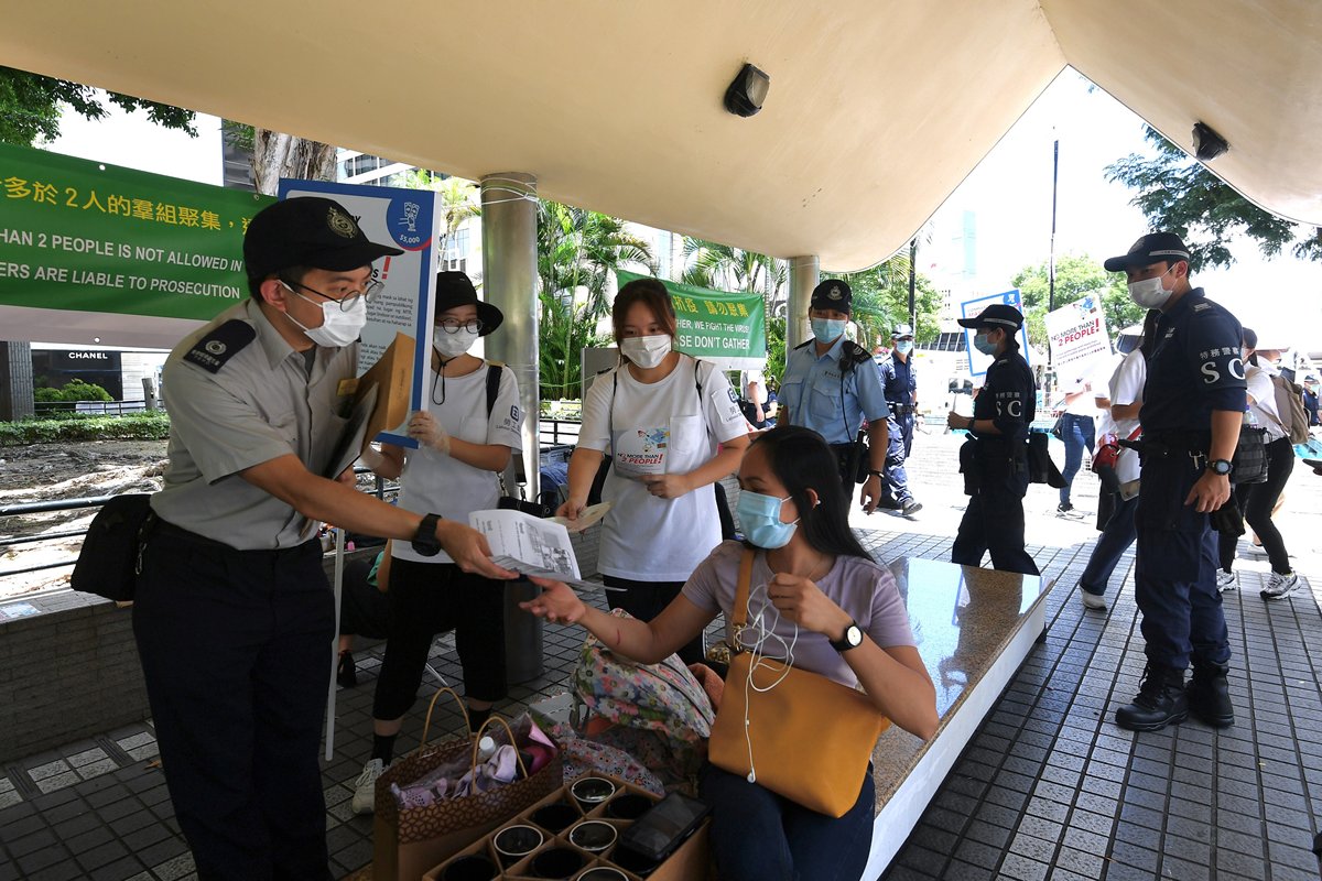 抗疫宣傳:  勞工處、警方和食物環境衞生署在中環皇后像廣場向外傭派發有關宣傳單張。
