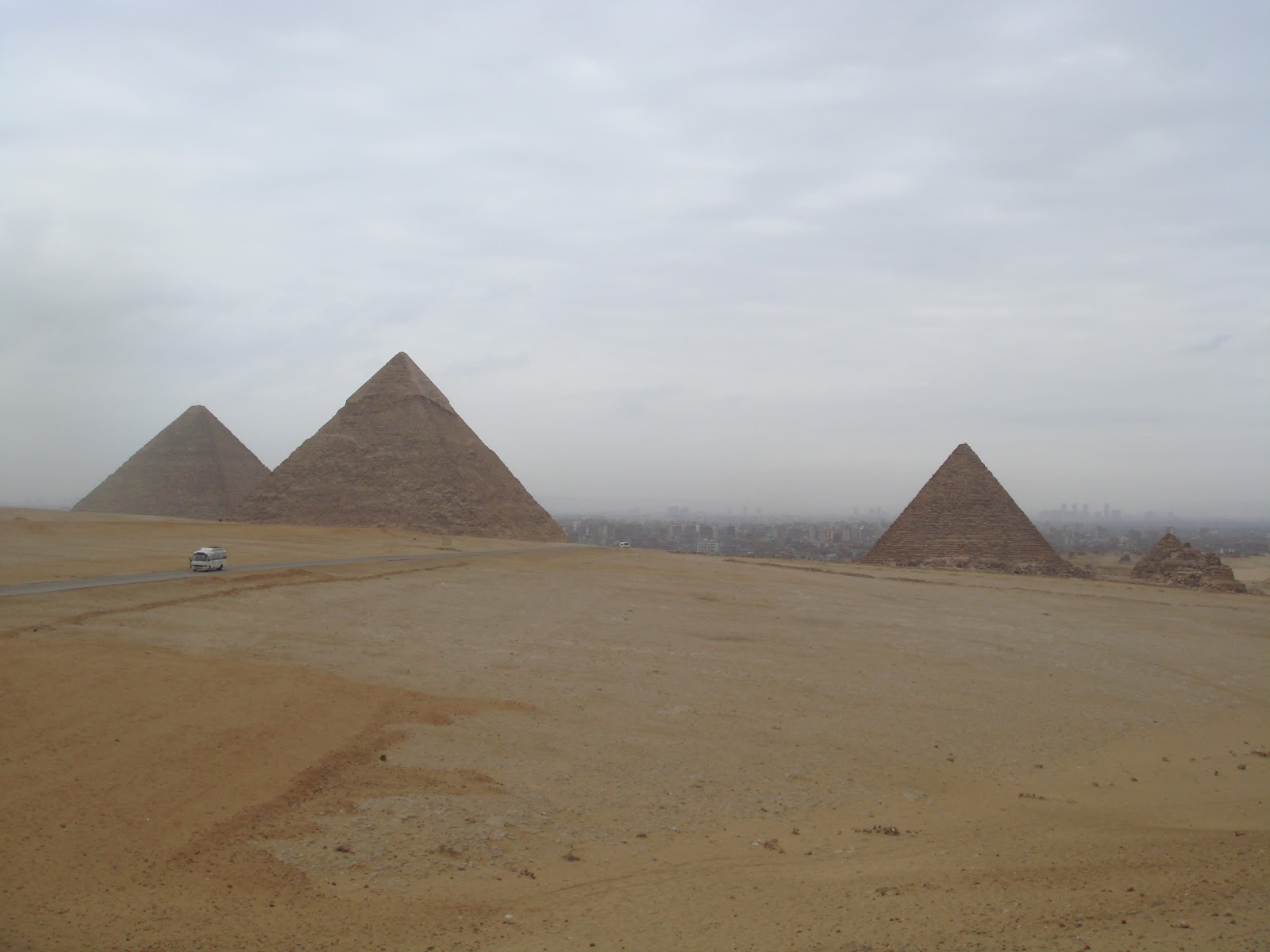 宏偉、壯觀、神秘！這三座屹立在高薩高地的金字塔可謂世界聞名，它們是法老王及貴族們的陵墓。  作為人類歷史上最偉大的建築物之一，金字塔的建造工藝特殊，形狀特異。最不可思議的是它們屹立在沙漠之中，幾千年也不會倒下，可想而知，當時的埃及建築師擁有著極高超的工藝水平：用超然的智慧和靈活地運用了浮力去建築而成，足以令世人折服。