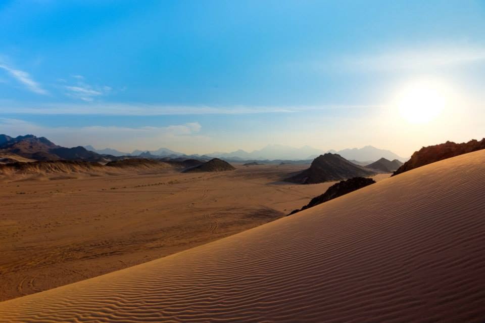 那麼浩瀚、遼闊的沙漠，加上夕陽餘暉襯托著，只有在這「古國之行」才能欣賞到。那種讚嘆不已之情，不是現代旅遊景點可以媲美的。
