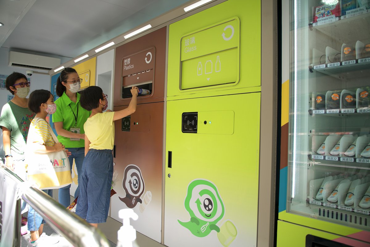 親身體驗:  社區智能回收車讓市民體驗把回收物放入智能回收箱、賺取積分和兌換小禮品過程。