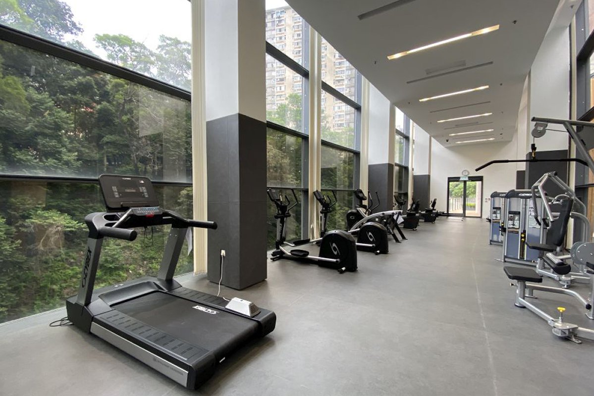 綠化景觀:  車公廟體育館使用不少落地玻璃，引入自然光之餘，訪客做運動時亦能享受戶外綠化景觀。