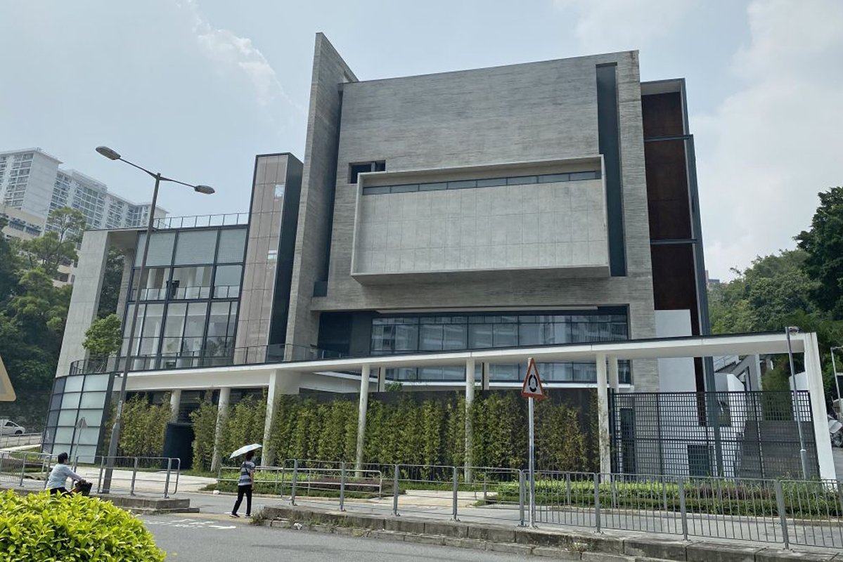 室內室外:  館內牆身和地板多用木材和暖色物料，營造較溫暖環境；館外多用清水混凝土牆，予人自然而粗獷感覺。