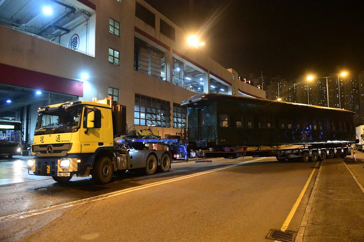 午夜任務:  運送隊伍凌晨時分出發，為安全起見捨近求遠，不經隧道，取道青葵公路繞道前往鐵路博物館。