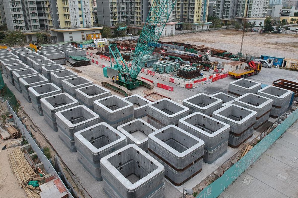 預製組件:  連接承啟道與彩虹邨的隧道由92件預製組件拼合而成，預製工場設於入口豎井附近，方便組件運送。