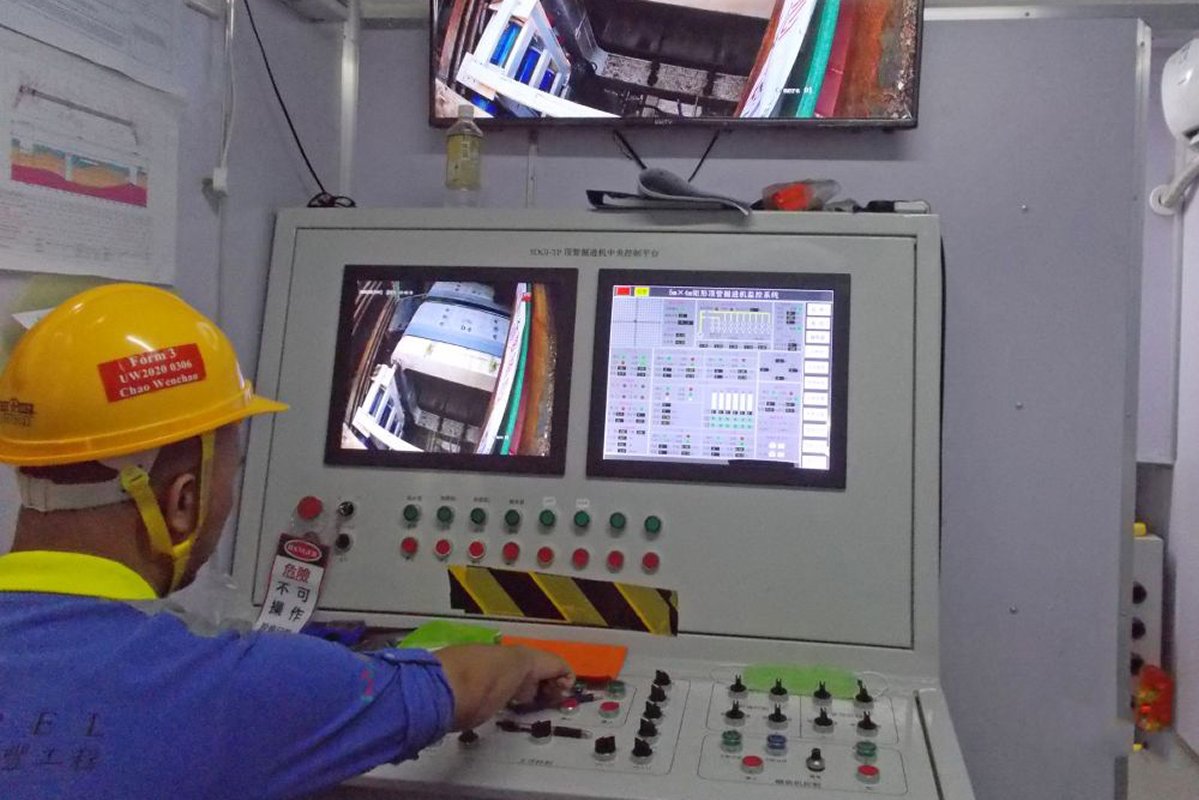 遙距操作:  矩形隧道鑽挖機全以機械遙距操作。