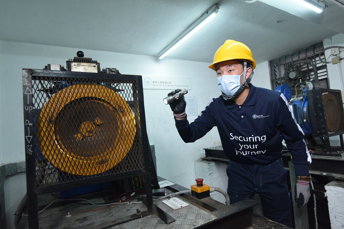 防患未然:  升降機工程公司在升降機摩打安裝感應器，以5G傳送數據，一旦情況異常即派員檢查。