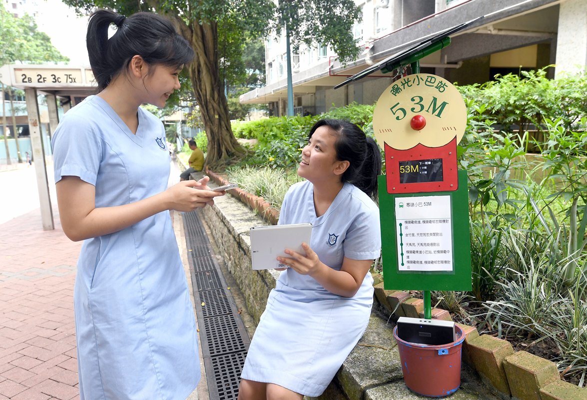 用於社會:  馬緯珊（右）研發的「陽光小巴站」到站提示系統具備預留座位功能，乘客無須一早到站排隊，縮短候車時間。