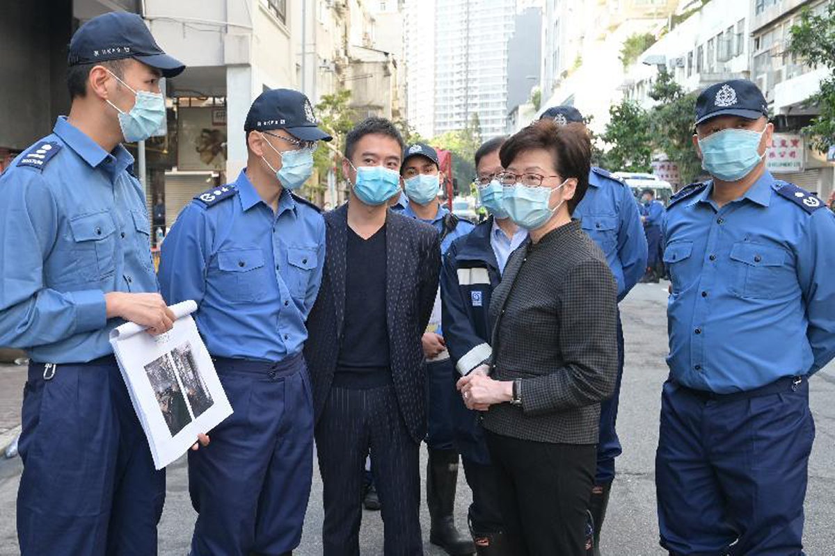 指示善後:  林鄭月娥（右二）到油麻地廣東道視察發生致命火災的現場。