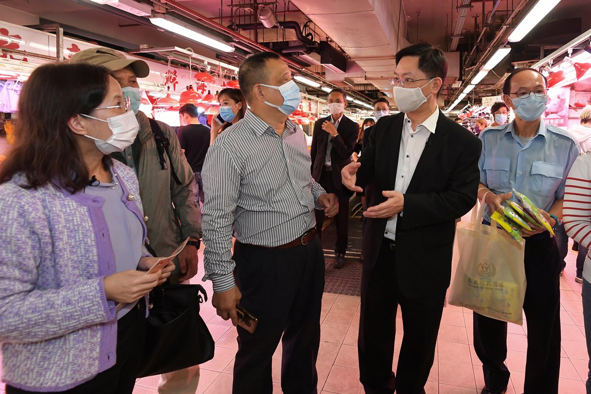 齊心抗疫:  薛永恒（右二）在土瓜灣街市與業界商會代表交流意見。