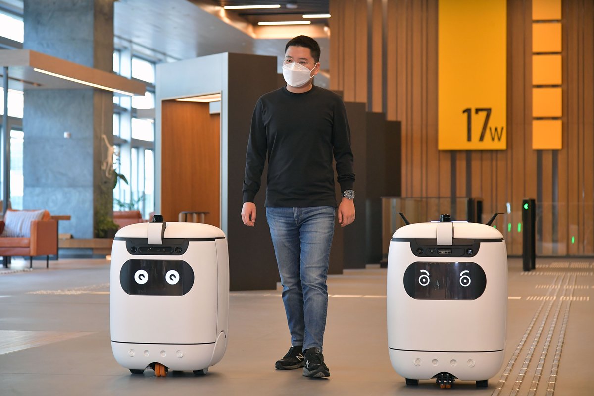 隔絕接觸:  科技公司創辦人兼行政總裁李國康說，使用機械人提供無接觸服務，有助減低病毒傳播風險。