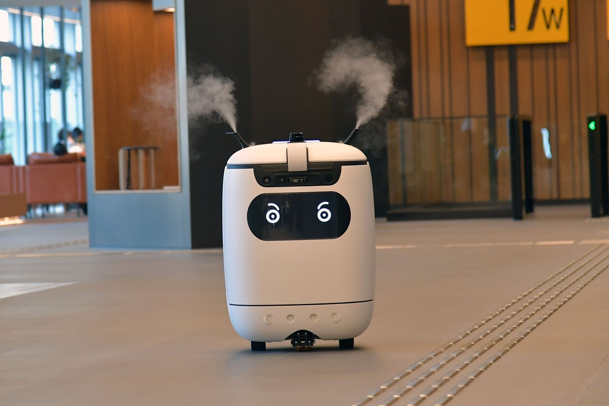消毒先鋒:  空氣消毒機械人可用於人流較多的商場，它會在巡邏期間噴灑消毒劑，潔淨環境。