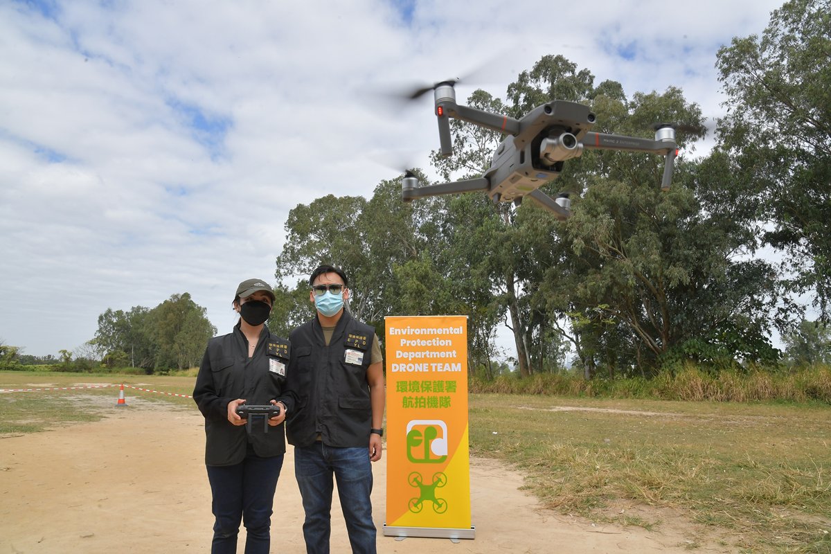 高空蒐證:  航拍機隊成立僅約一年，從高空監察及攝錄非法填土工程，已協助部門偵破兩宗個案，令違規者入罪。