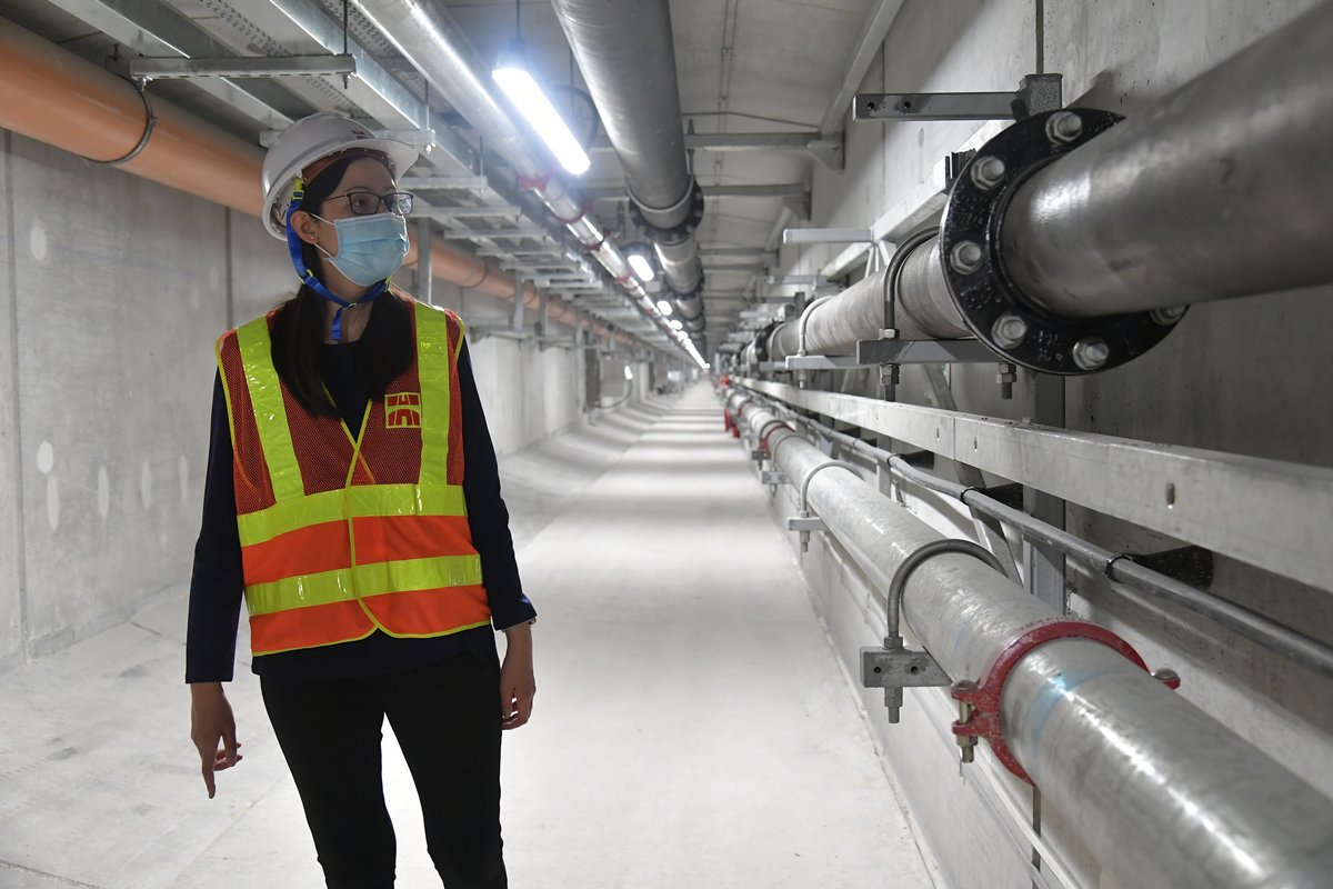道下走廊:  公用設施走廊設於隧道行車道下方，日常維護工作可在隧道行車期間同步進行，即使需作緊急維修也不必封閉隧道，避免對巿民造成影響。
