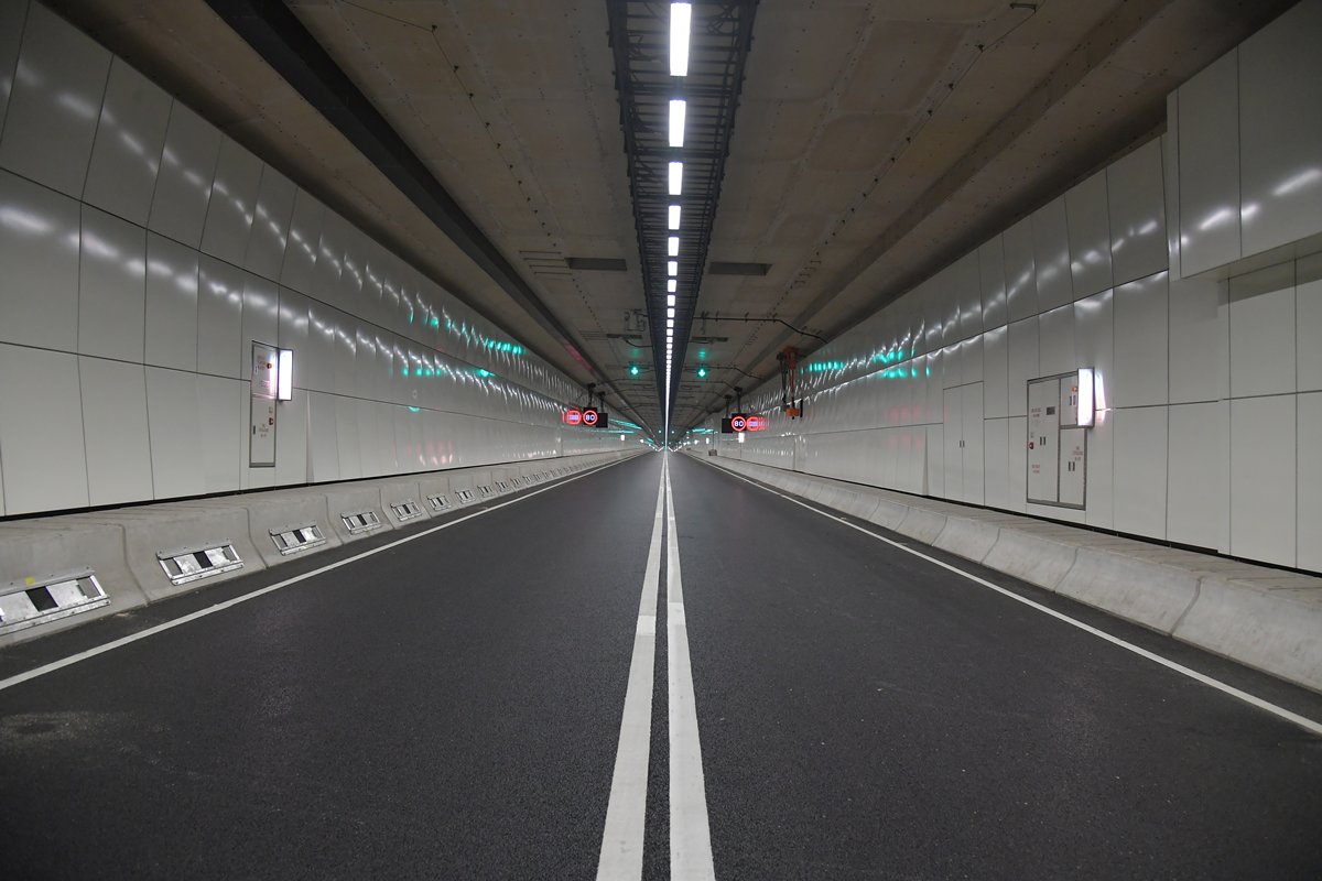 便捷省時:  屯門---赤鱲角隧道連接屯門南和港珠澳大橋香港口岸人工島。屯門至赤鱲角北面連接路通車後，往返屯門南和機場的車程可縮短約20分鐘。