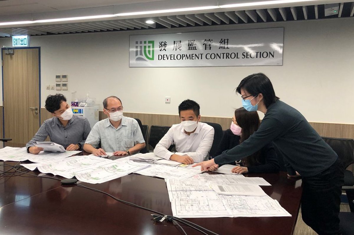 專責隊伍:  地政總署成立專責處理和審批建築圖則的特別組別，提高審批新發展項目圖則的效率。