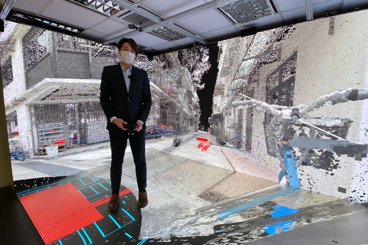 準確重現:  渠務署機電工程師梁重賢示範利用點雲（Point Cloud）技術，結合BIM和CAVE，重現工地現場及周邊環境。   