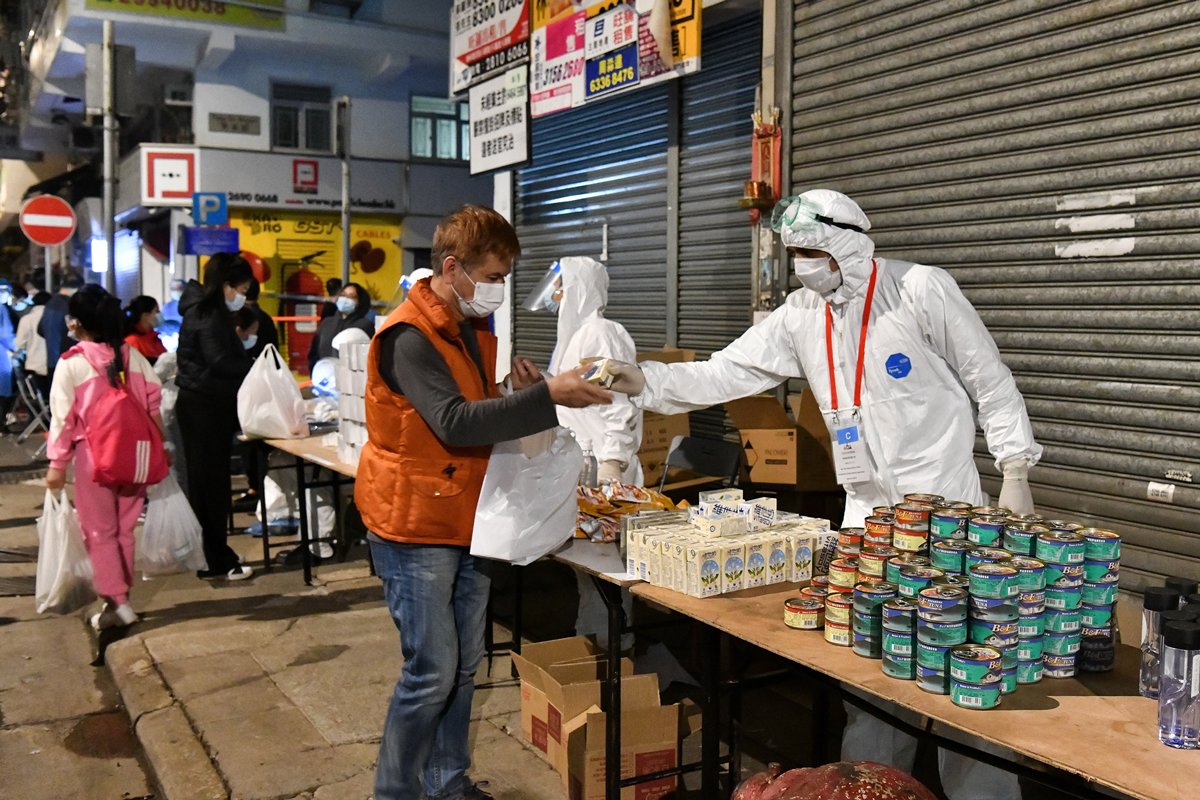膳食安排:  民政事務總署人員在受限區域內派發食物予受強制檢測宣告限制的居民。