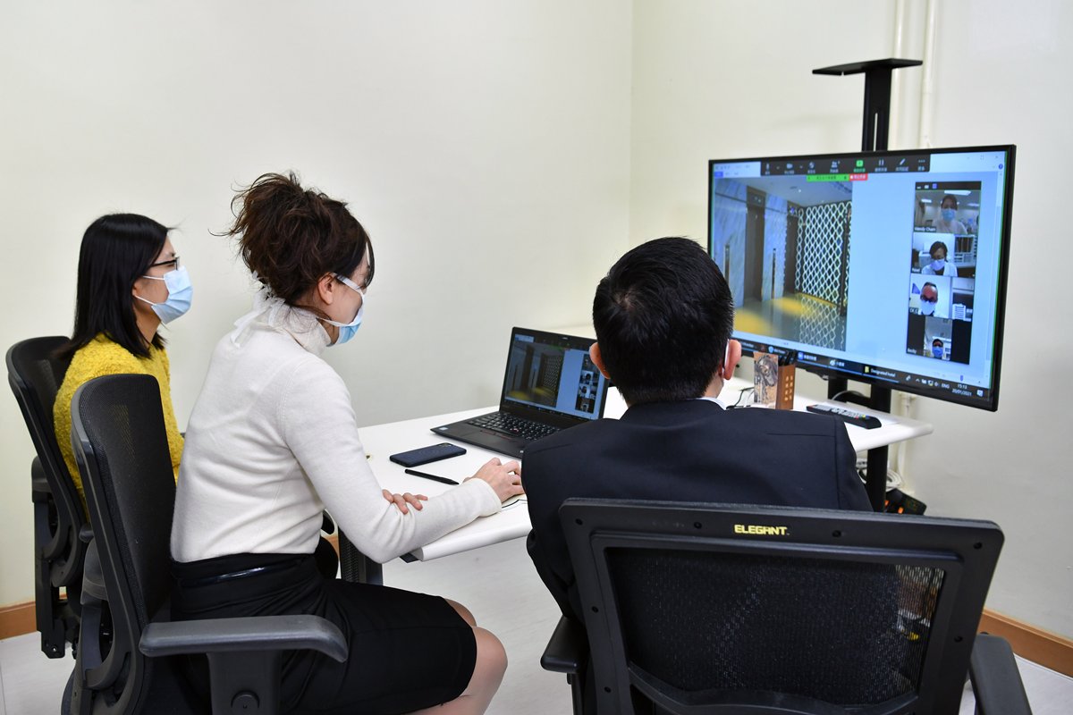 緊貼疫情:  衞生署牙科、退休護士和醫療輔助隊成員定期舉行視像會議，更新檢疫酒店防感染指引。