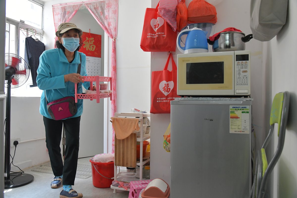 等待援手:  受惠者黃婆婆居於土瓜灣的社會房屋共享計劃單位，一直缺乏合適的廚櫃放置廚具、乾糧等，經常要彎腰取物。
