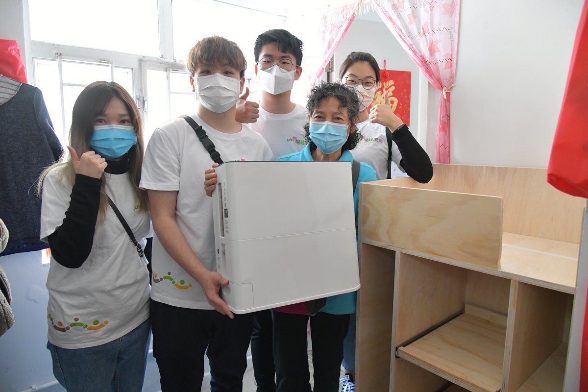 照顧周到:  （左起）李慧心、施松林、廖崇智和錢泳彤親自為黃婆婆（右二）安放廚櫃，並特意為她添置防蟲米缸。