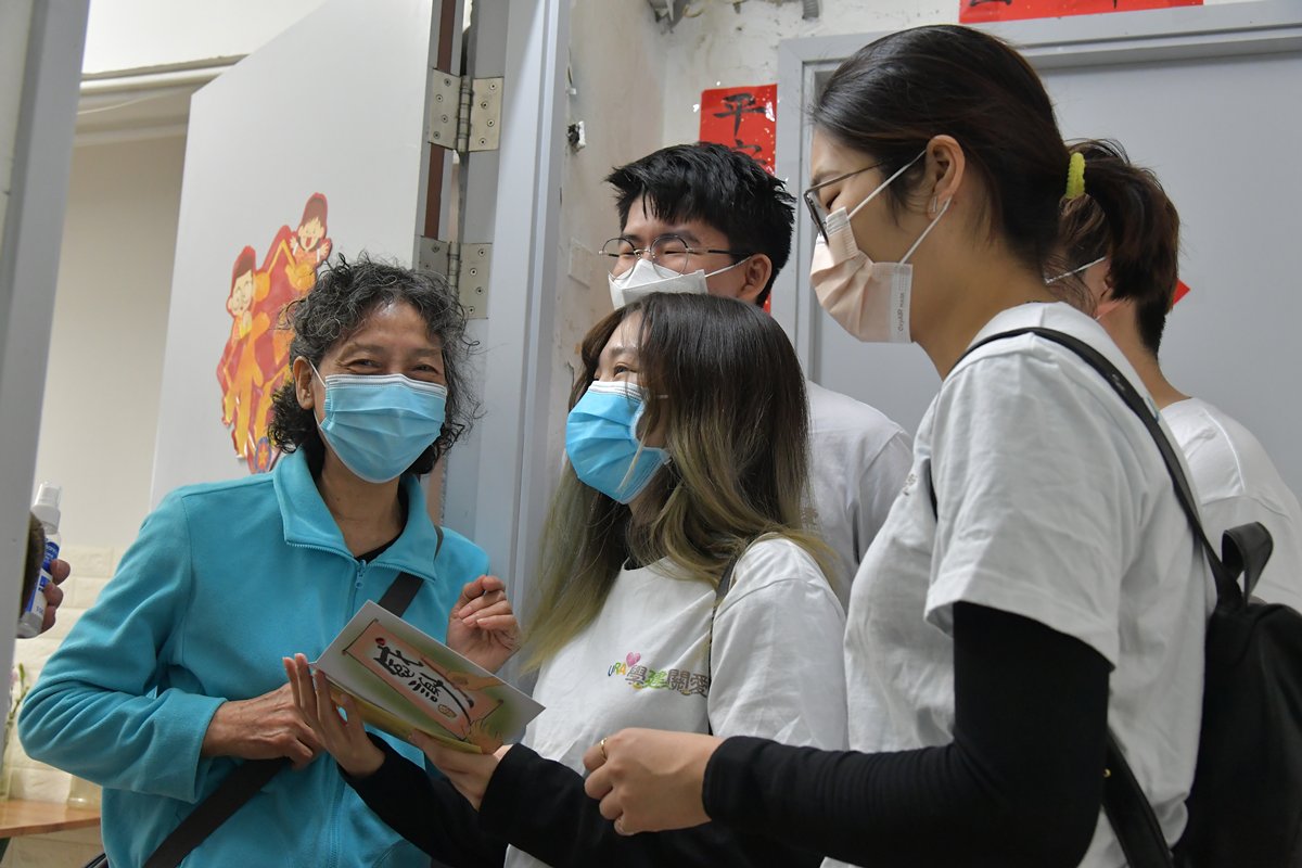 喜獲關愛:  廚櫃合心意，黃婆婆（左）笑逐顏開，向四名學生送上感謝卡表達謝意。