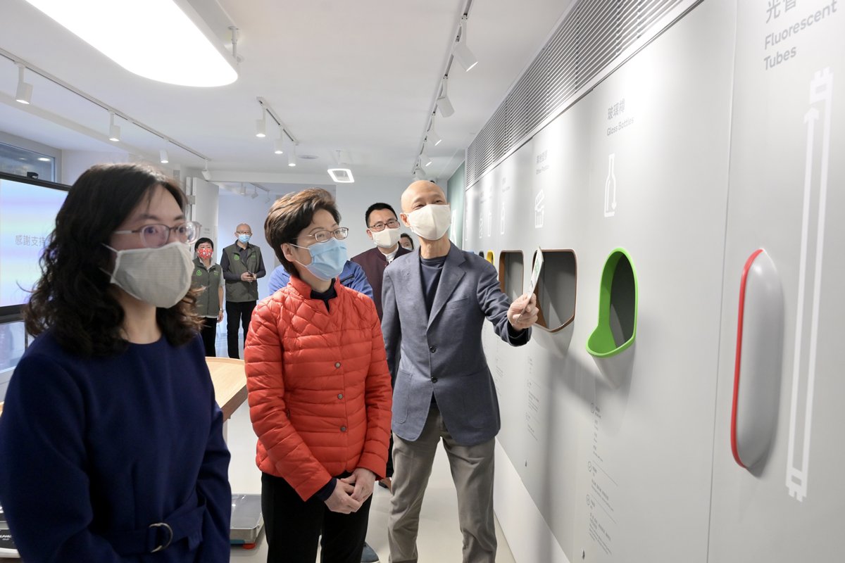 回收設施:  林鄭月娥（左二）到訪「綠在上環」，了解本港最新分類回收社區設施。