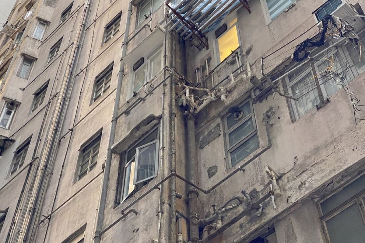 改善排水:  「樓宇排水系統維修資助計劃」涵蓋渠管勘測、修葺樓宇公用排水系統，以及其相連而非位於個別單位內的分支渠管，以改善排水系統的整體功能。