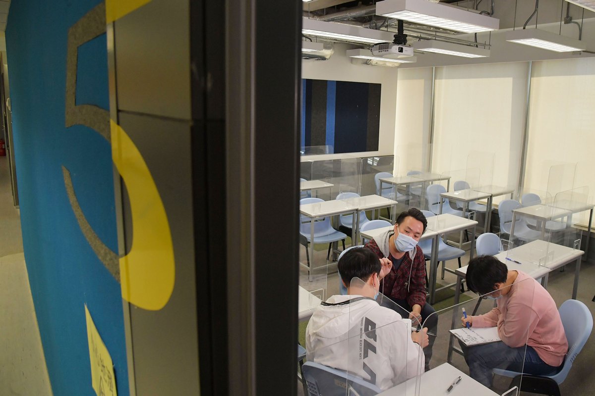 專業支援:  青年啟迪培訓證書課程安排註冊社工提供就業輔導和支援，並跟進畢業學員就業情況。