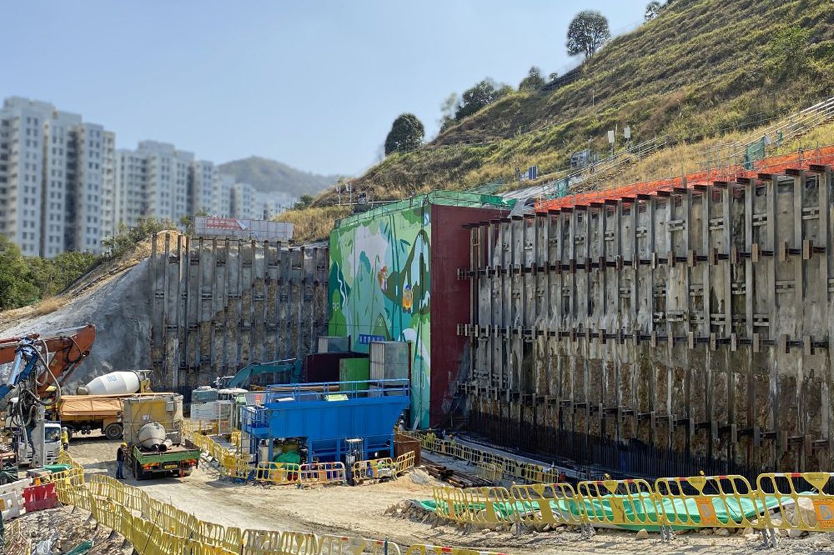 連接隊道:  搬遷計劃分三階段推展，首階段工程主要包括在岩洞入口處開拓工地、興建主連接隧道。