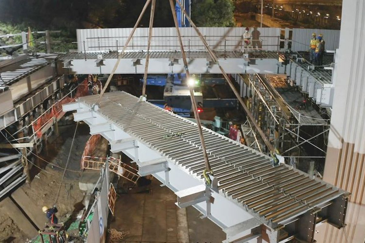 提升效率:  工程團隊應用建築信息模擬（簡稱BIM）技術、可供製造和裝配的設計（簡稱DfMA）等新技術協助興建臨時行車天橋，提升工程效率。