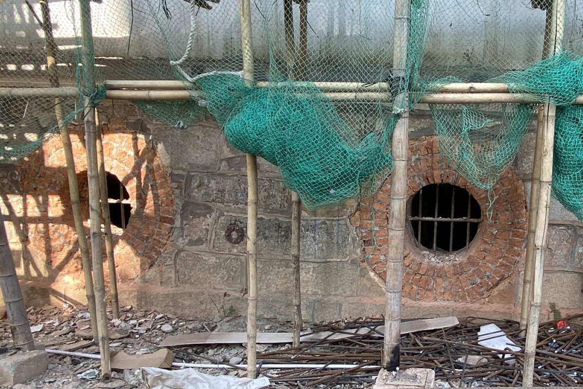 建築特色:  宿舍主樓為一幢兩層高建築物，下層築有特厚花崗岩石牆，牆上有圓形、像牛眼的窗。