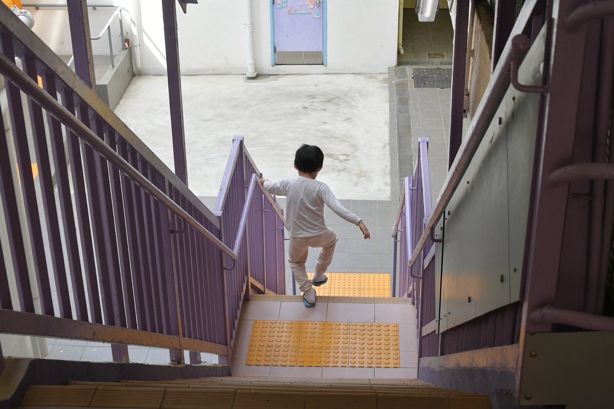 歡樂社區:  小孩入住樂屋後，活動空間大增，既可以到籃球場玩耍，也可走訪鄰居，呼朋引伴，好不熱鬧。