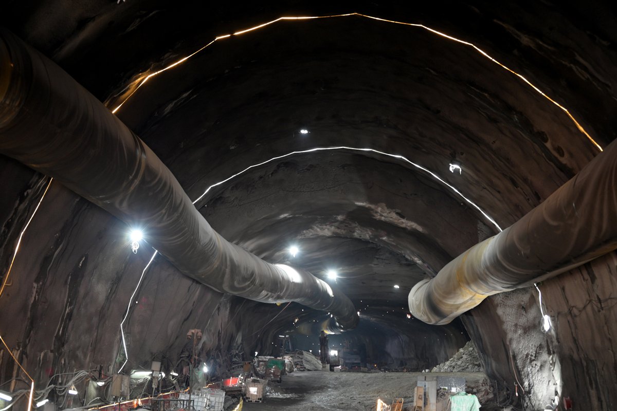全力推進:  搬遷沙田污水處理廠往岩洞工程分階段進行，工地開拓及連接隧道工程已在2019年2月展開，整個項目預計在2031年完成。