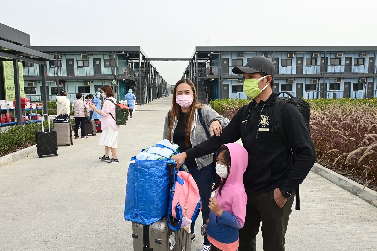 滿意安排:  完成檢疫的家庭離開竹篙灣檢疫中心時表示滿意檢疫安排。