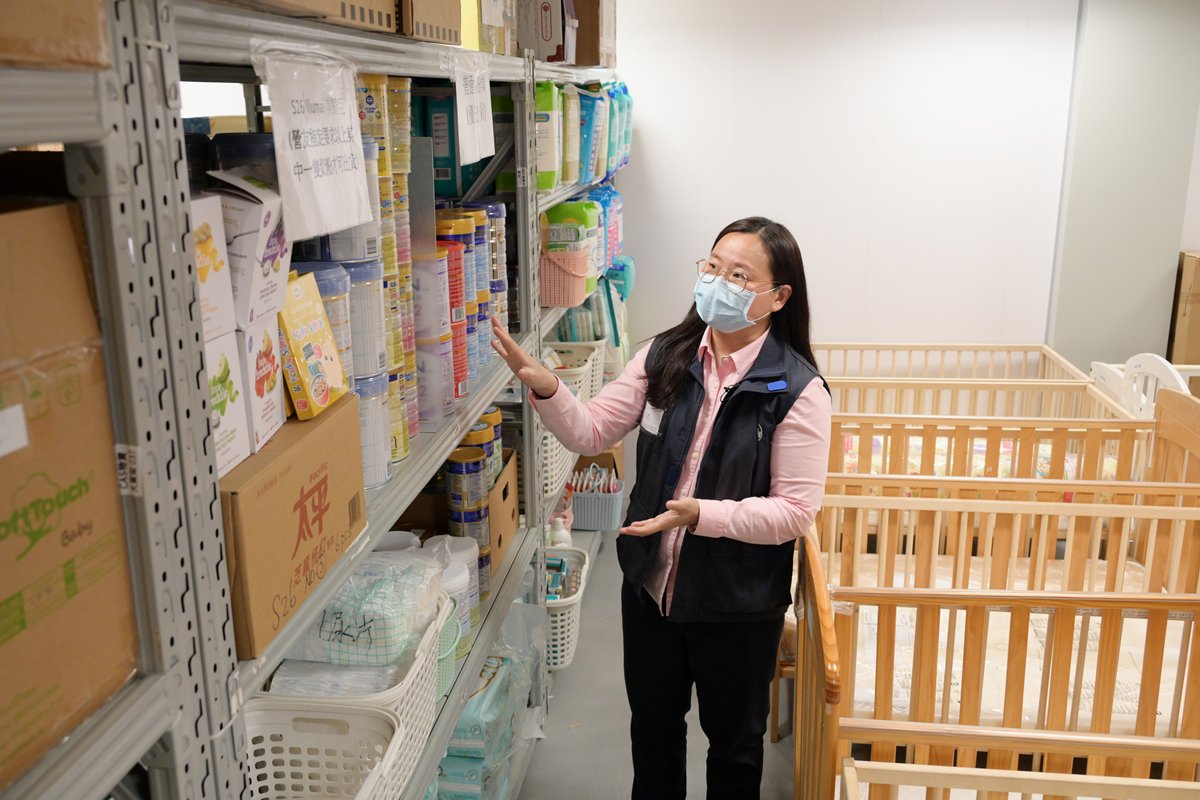 一應俱全:  民眾安全服務隊高級行動及訓練主任翁美蘭表示，檢疫中心備有充足物資，兒童和嬰兒用品應有盡有。