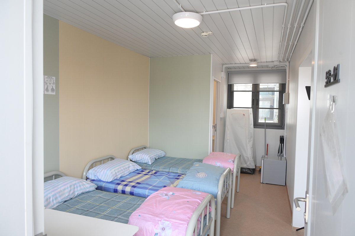 考慮周詳:  受檢疫家庭一般獲安排入住無障礙單位，單位配備圓角的桌子和床，為兒童提供更安全環境。