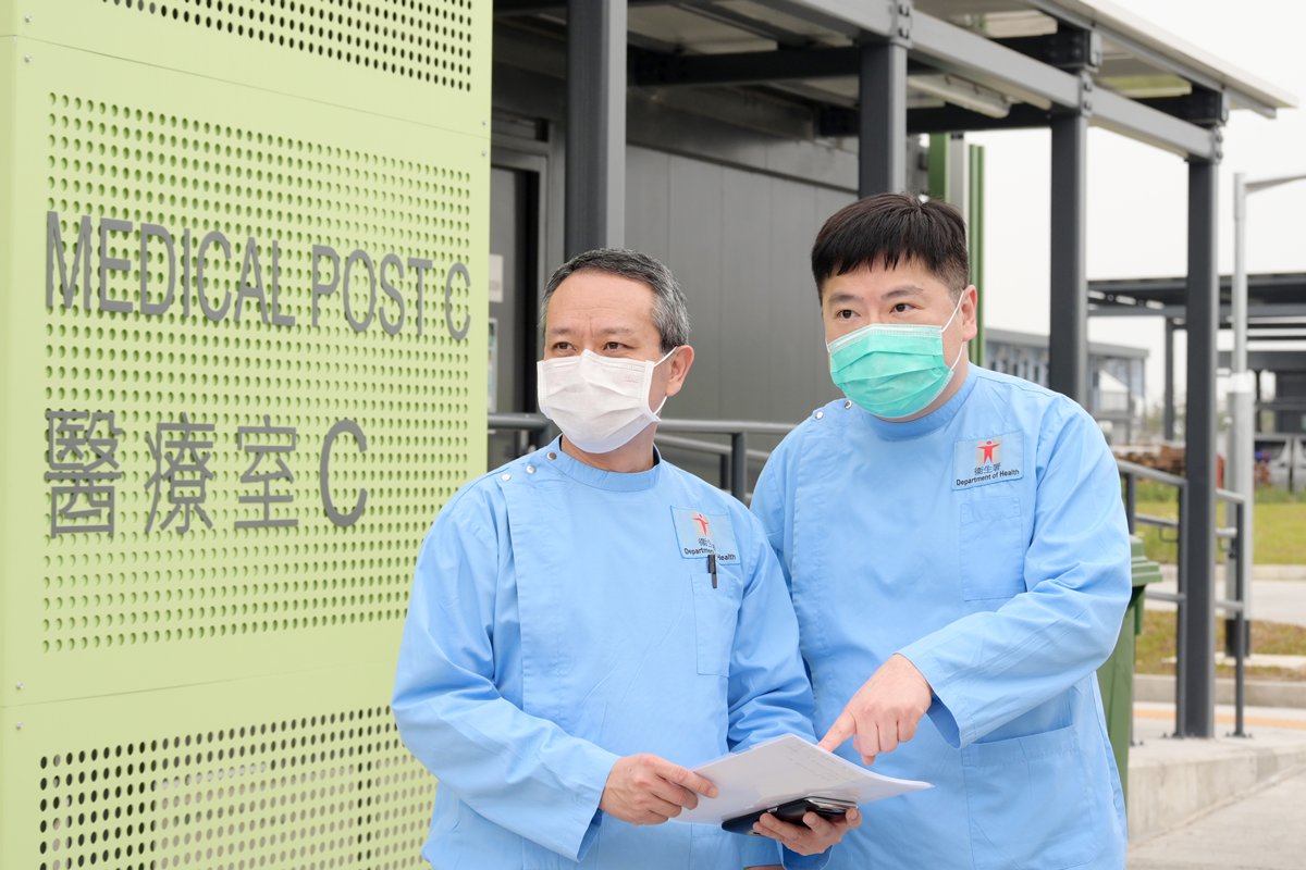 重視兒童:  衞生署高級主任醫生江志宏（右）表示，檢疫中心尤其重視受檢疫兒童的心理健康。