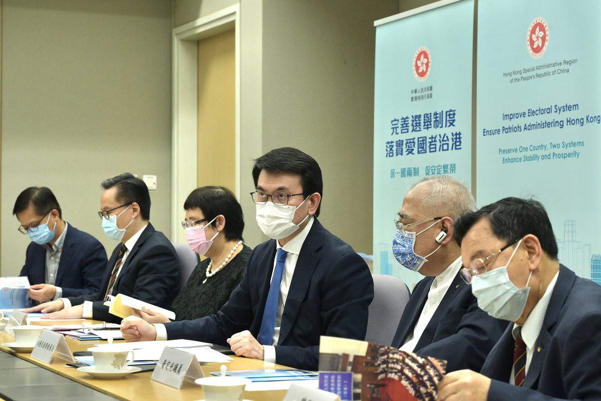有利經商:  邱騰華（右三）與香港中華出入口商會代表會晤，重申完善選舉制度對創造穩定營商環境和確保香港繁榮穩定十分重要。