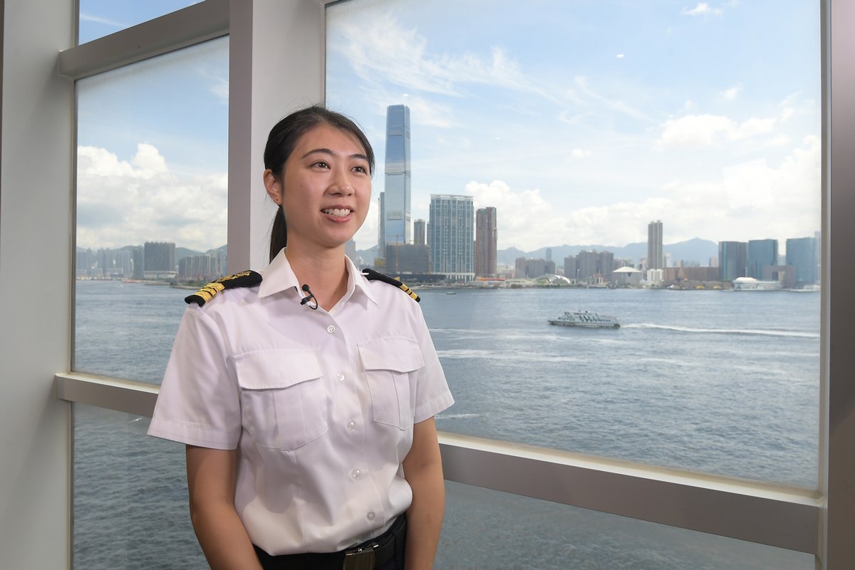 保持警覺:  許佩琪說，面對變幻莫測的天氣情況和千變萬化的海面交通狀況，部門人員要及時作出反應，確保船隻安全航行。
