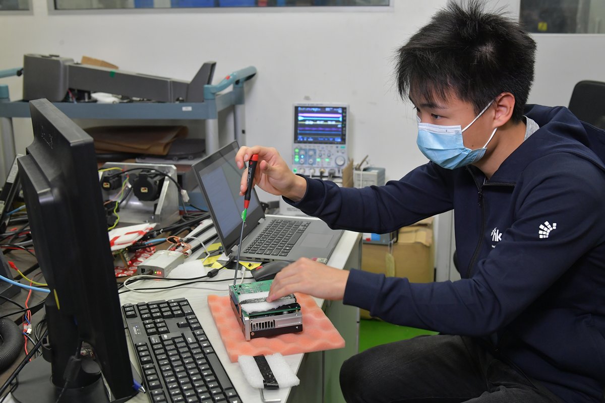 提升興趣:  在美國耶魯大學修讀電腦科學和經濟學的黃智鴻認為，實習計劃加深他對數據分析、人工智能和機械人科技發展的興趣，希望將來可鑽研相關學科，為香港發展為資訊科技樞紐作出貢獻。