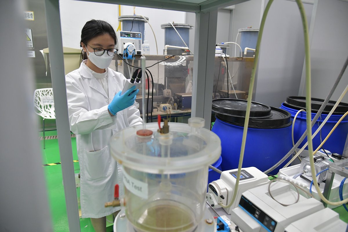 良言指導:  香港科技大學學生陳泳霖表示，實習導師和部分同事的教育背景與她相近，經常指導她，對她的事業發展大有幫助。