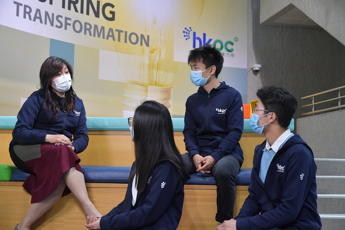 再接再勵:  生產力促進局首席人才總監伍雪芬（左）表示，今年會再舉辦冬季實習計劃，協助大專生汲取經驗。