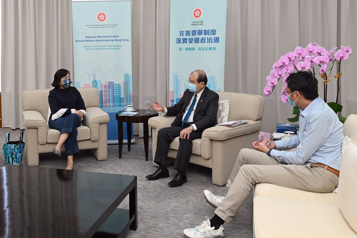 致力解說:  張建宗（中）與部分立法會議員及全國性團體的港人代表會面，鼓勵他們就完善選舉制度多加對外解說，讓社會不同界別人士對新選舉制度及其必要性和迫切性加深認識。