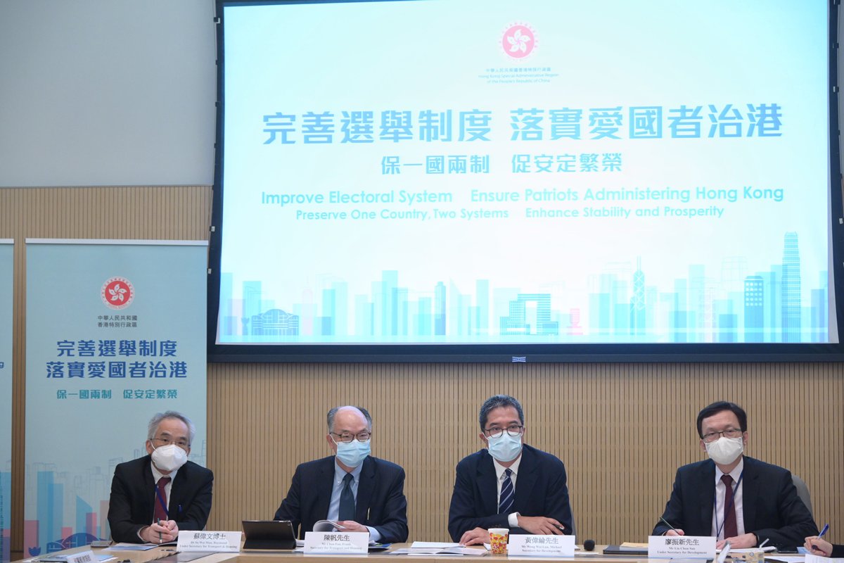 說之以理:  黃偉綸（右二）與陳帆（右三）向建造、運輸及相關專業界別講解完善選舉制度的背景、目的和重點內容，並聽取業界意見。