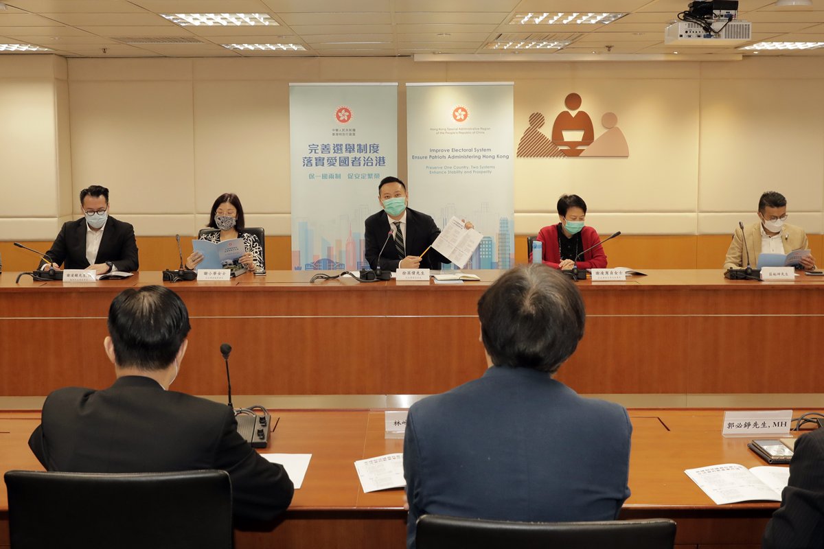 扼要說明:  徐英偉（後排中）在解說會上介紹完善選舉制度的背景、基本原則和主要內容。